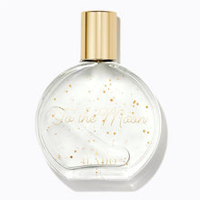 Load image into Gallery viewer, Perfume Fragrance A tender and reassuring scented embrace that evokes the soft warmth of those first moments of skin-to-skin contact. Featuring a delicate blend of crisp apple, muesli and almond milk, it envelops mother, child and nursery linens to create an aura of well-being and happiness.