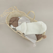 Load image into Gallery viewer, Sleeping bag newborn. It gently hugs your baby, providing a feeling of snugness and reassurance. By recreating the comfort and security of the womb, it gives your little one a sense of calm and well-being, which promotes sleep.