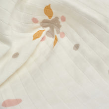 Load image into Gallery viewer, This soft muslin cloth is made from 4 layers of GOTS-certified organic cotton gauze. The fabric has been hand printed by artisans using an ancestral technique. Designed with 100% natural dyes extracted from plants and fruits, to respect your baby’s sensitive skin and the planet.