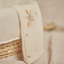 Load image into Gallery viewer, This soft and breathable blanket is made from 4 layers of GOTScertified organic cotton gauze. The fabric has been hand printed by artisans using an ancestral technique. Designed with 100% natural dyes extracted from plants and fruits, to respect your baby’s sensitive skin and the planet. Measurements : 120 cm X 120 cm
