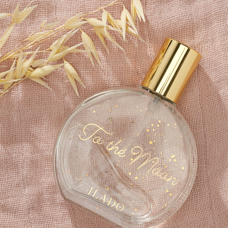 Perfume Fragrance A tender and reassuring scented embrace that evokes the soft warmth of those first moments of skin-to-skin contact. Featuring a delicate blend of crisp apple, muesli and almond milk, it envelops mother, child and nursery linens to create an aura of well-being and happiness.