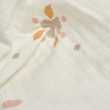 Load image into Gallery viewer, This soft muslin cloth is made from 4 layers of GOTS-certified organic cotton gauze. The fabric has been hand printed by artisans using an ancestral technique. Designed with 100% natural dyes extracted from plants and fruits, to respect your baby’s sensitive skin and the planet.
