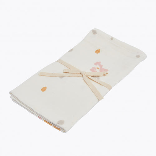 This soft muslin cloth is made from 4 layers of GOTS-certified organic cotton gauze. The fabric has been hand printed by artisans using an ancestral technique. Designed with 100% natural dyes extracted from plants and fruits, to respect your baby’s sensitive skin and the planet.